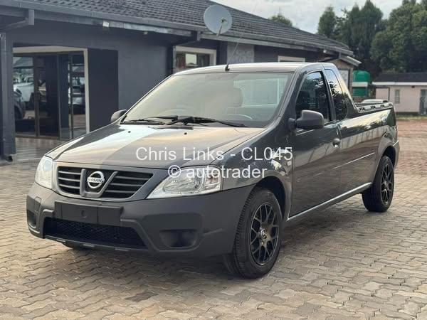2015 - Nissan  NP200