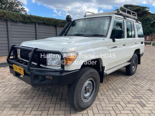 2013 - Toyota  Land Cruiser 76
