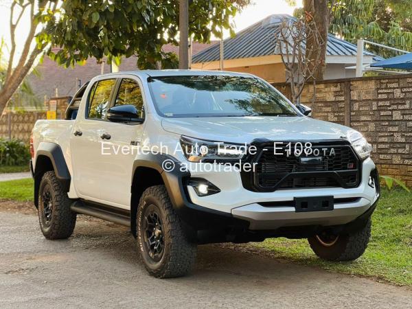 2024 - Toyota  Hilux