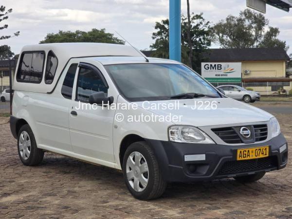 2017 - Nissan  NP200