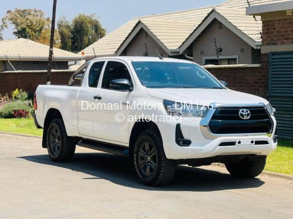 2021 - Toyota  Hilux