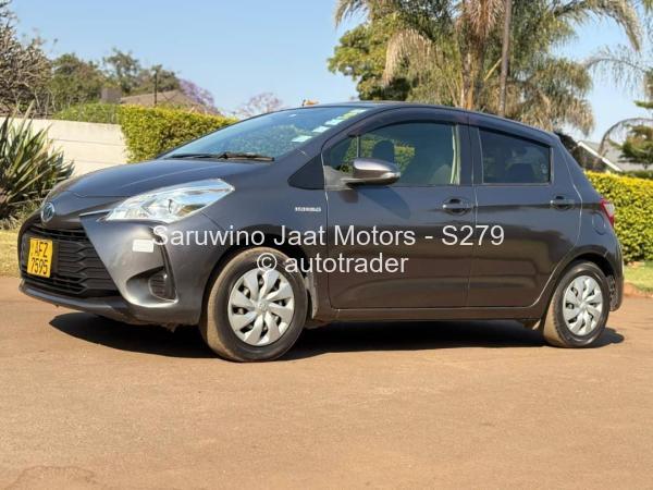 2017 - Toyota  Vitz